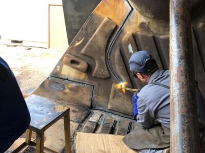 klappschaufel vorderteil arbeitender mann drinnen