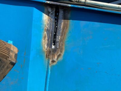 reparatur an blauen gelenkarm