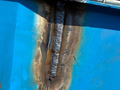 schweißen an blauen gelenkarm